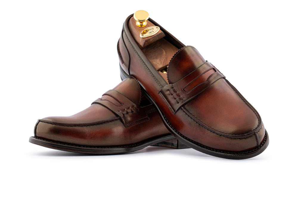 Mocassin en cuir peint à la main