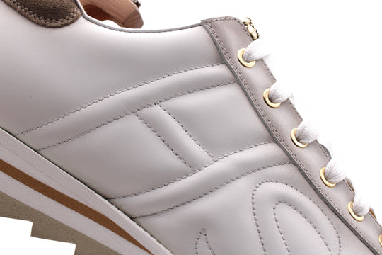 Leder -Sneaker mit schattierten Details
