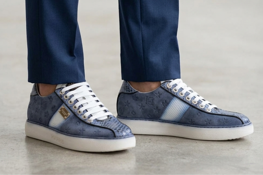 Baskets en daim imprimé et détails python