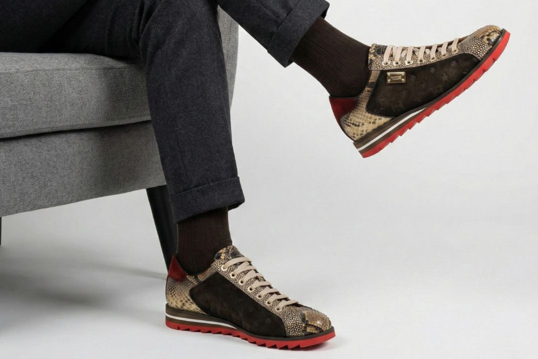 Sneakers aus Monogramm-Wildleder und Python