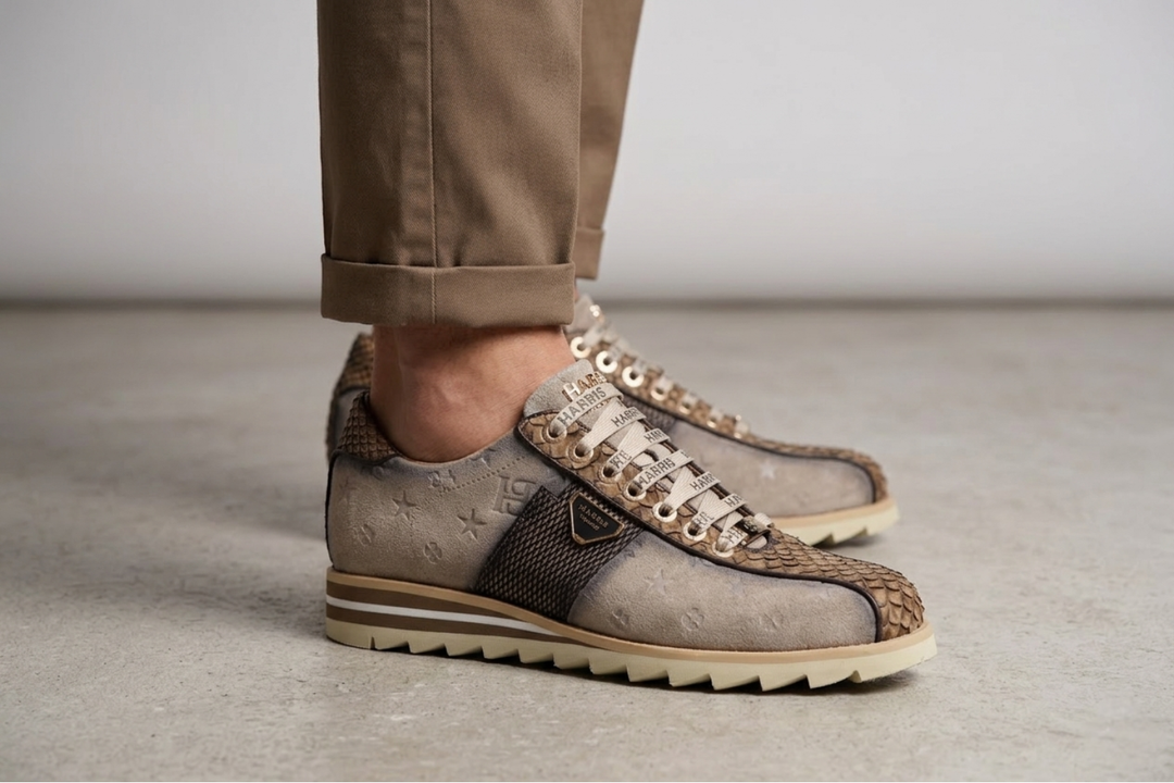 Sneakers aus bedrucktem Wildleder und Python-Details