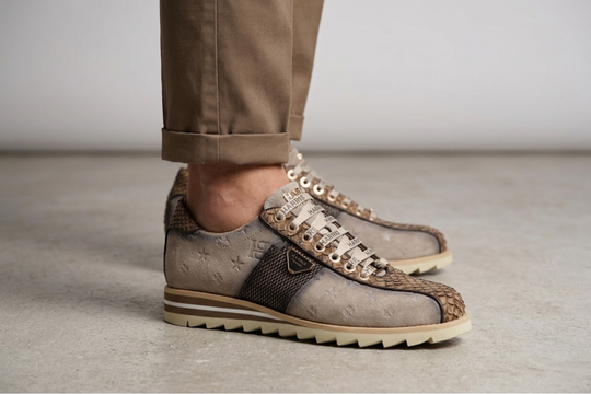 Sneakers aus bedrucktem Wildleder und Python-Details