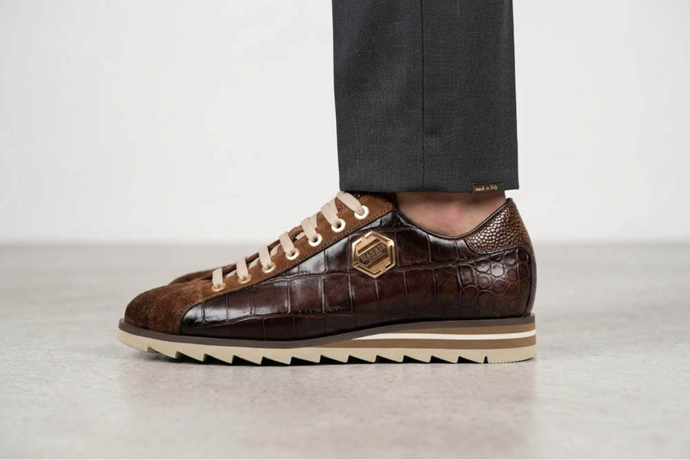 Zapatillas con efecto cocodrilo y ante.