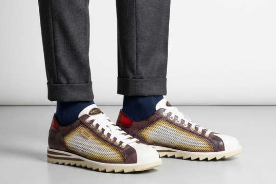 Sneakers mit Krokodileffekt und Perforationen