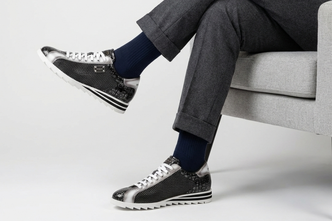 Sneakers mit Krokodileffekt und Perforationen