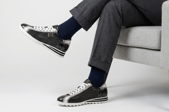 Sneakers mit Krokodileffekt und Perforationen