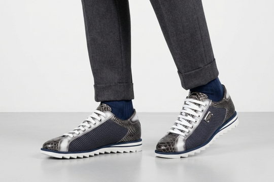 Python-Effekt und perforierte Sneakers