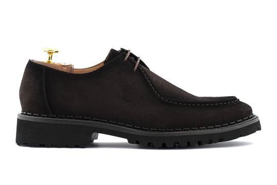 Stringata in suede con cucitura a mano