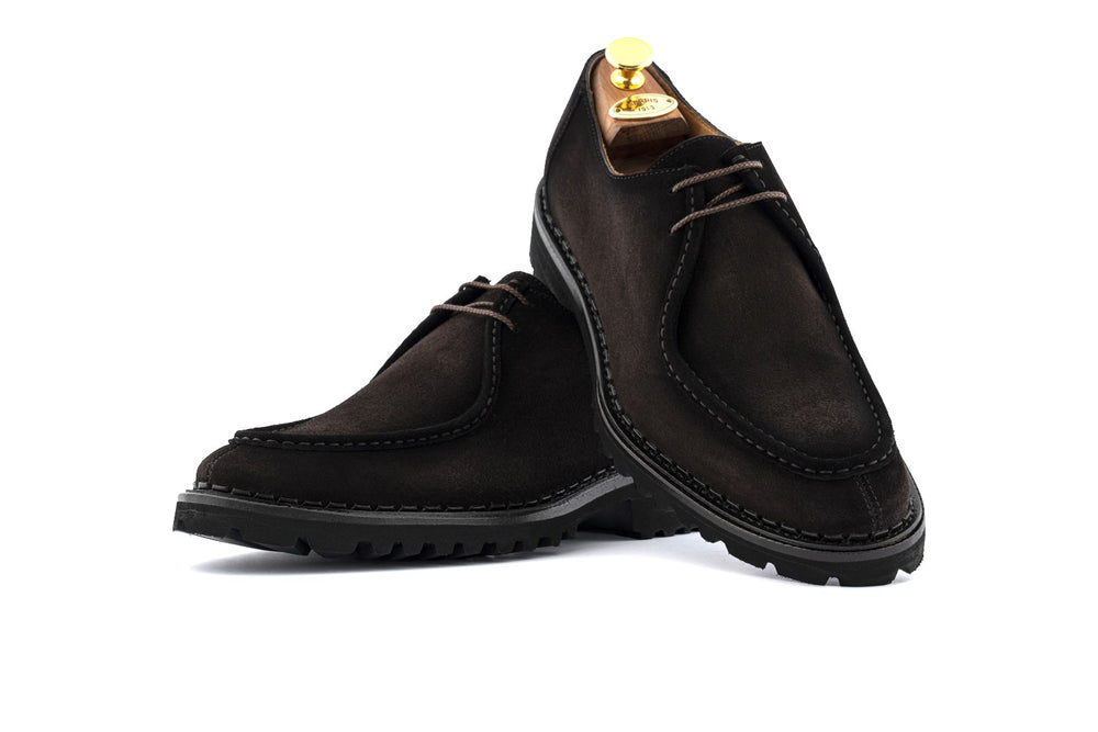 Stringata in suede con cucitura a mano