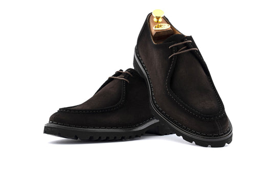 Stringata in suede con cucitura a mano