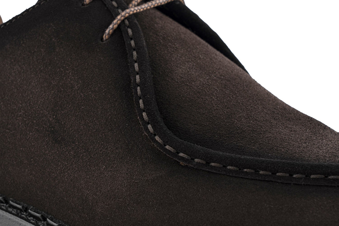 Stringata in suede con cucitura a mano