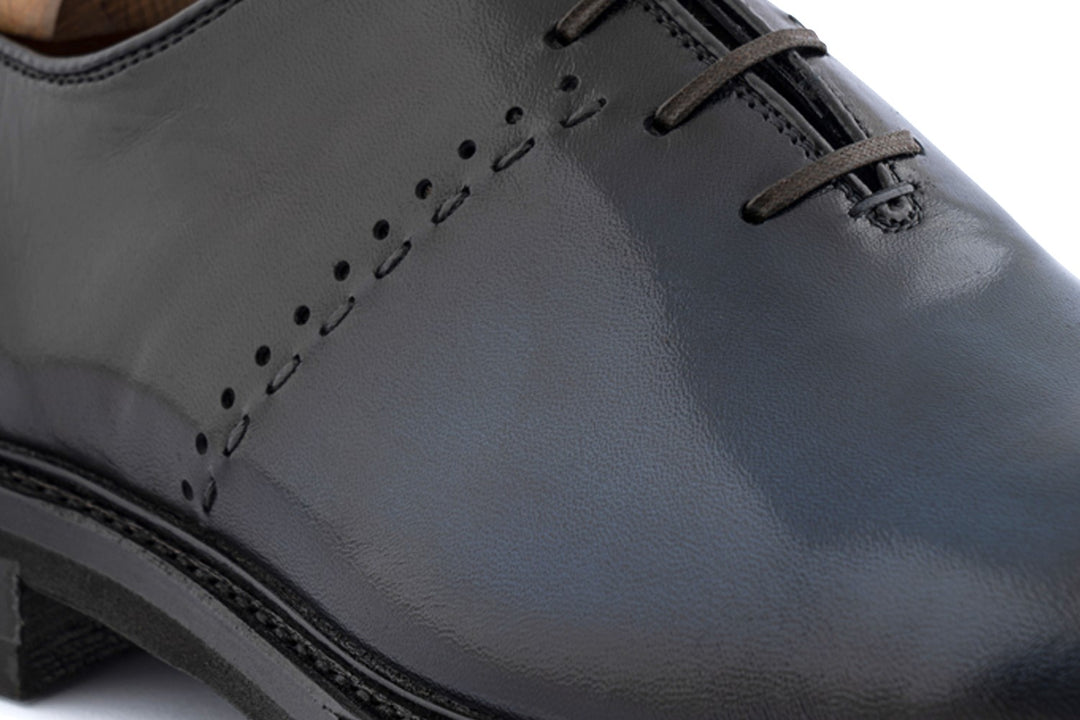 Stringata in pelle