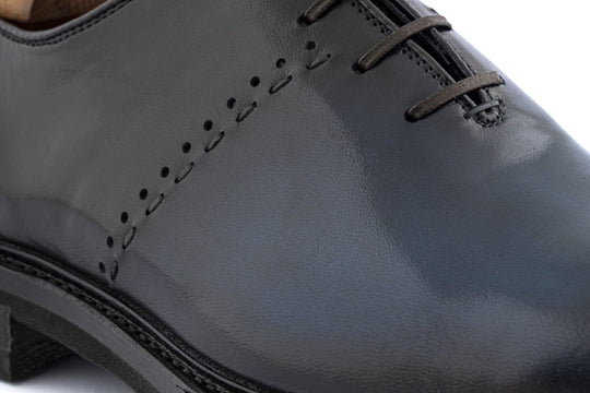 Stringata in pelle