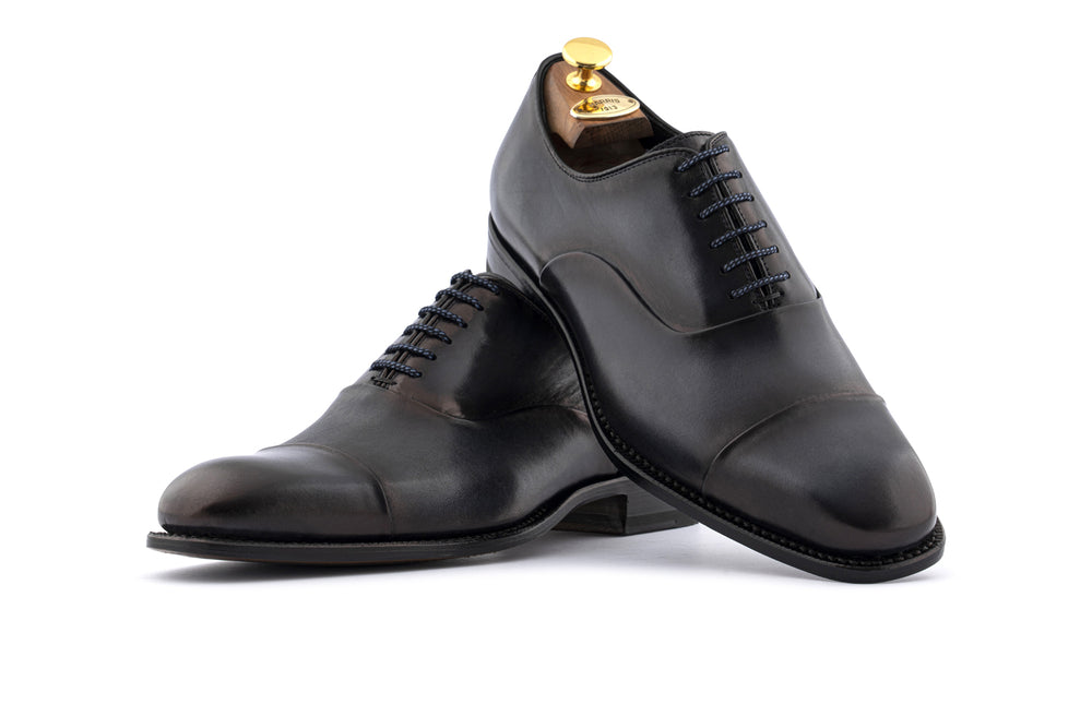 Stringata in pelle dipinta a mano grigia