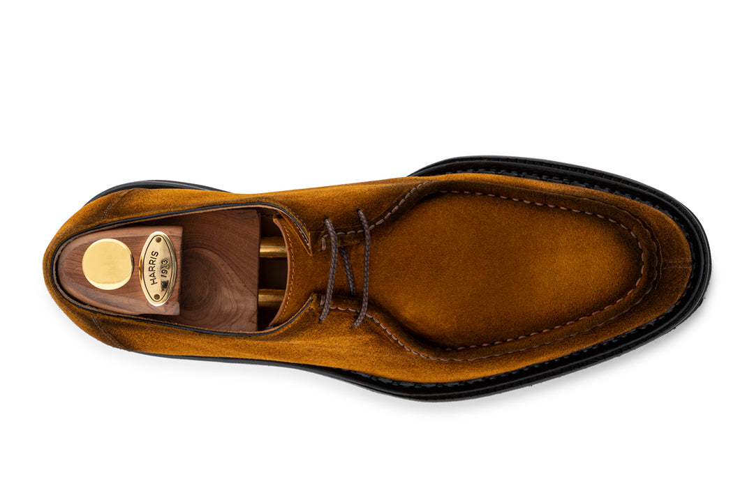 Stringata in suede con cucitura a mano