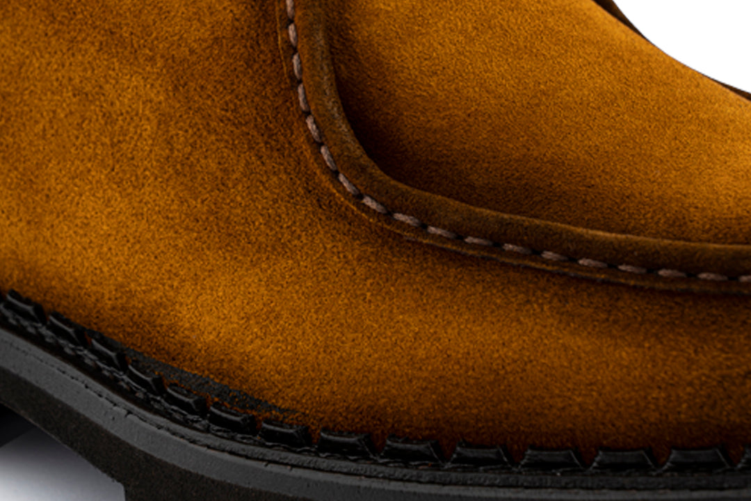 Stringata in suede con cucitura a mano