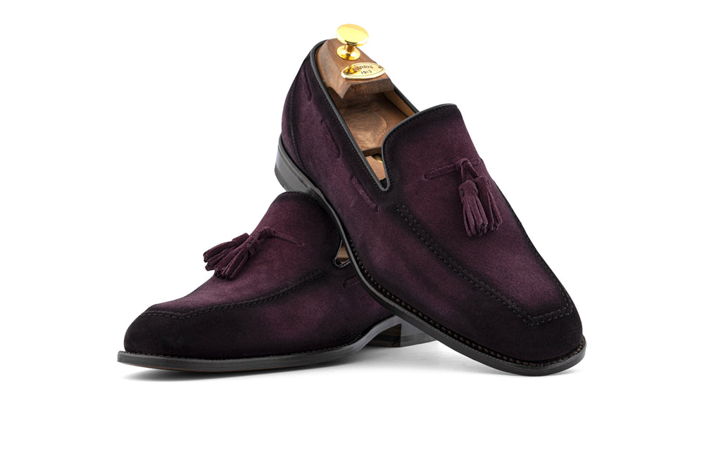 Mokassin mit Bommel aus handgefärbtem Wildleder