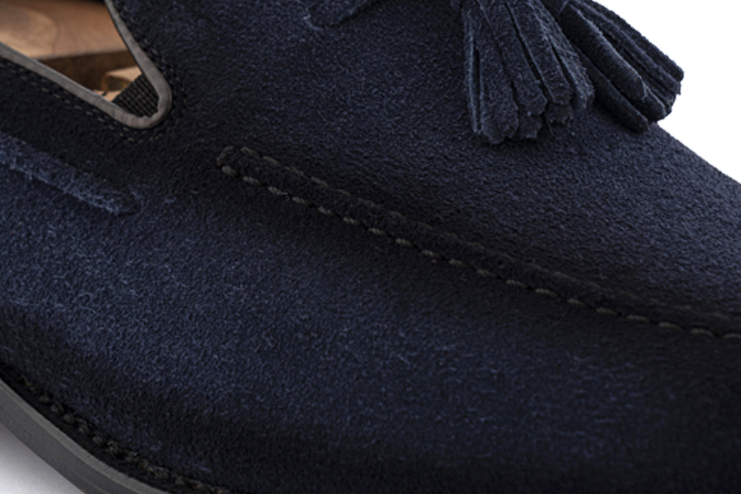 Mokassin mit Bommel aus handgefärbtem Wildleder