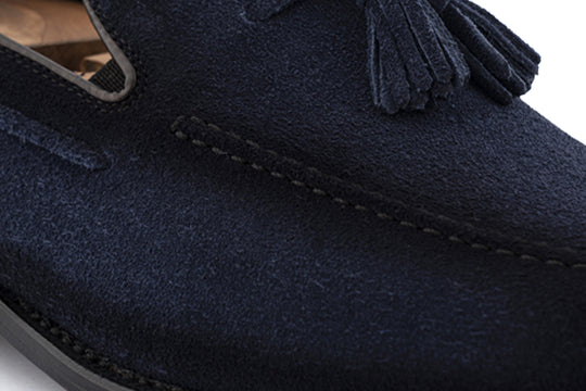 Mokassin mit Bommel aus handgefärbtem Wildleder