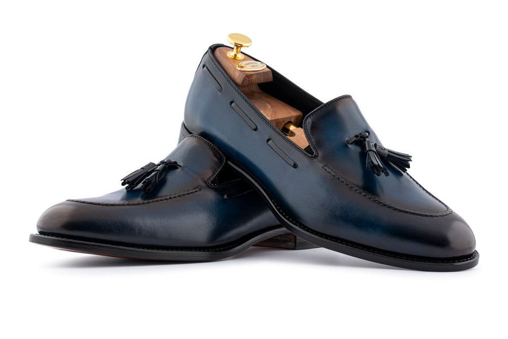 Mocassino in pelle con pon pon dipinto a mano