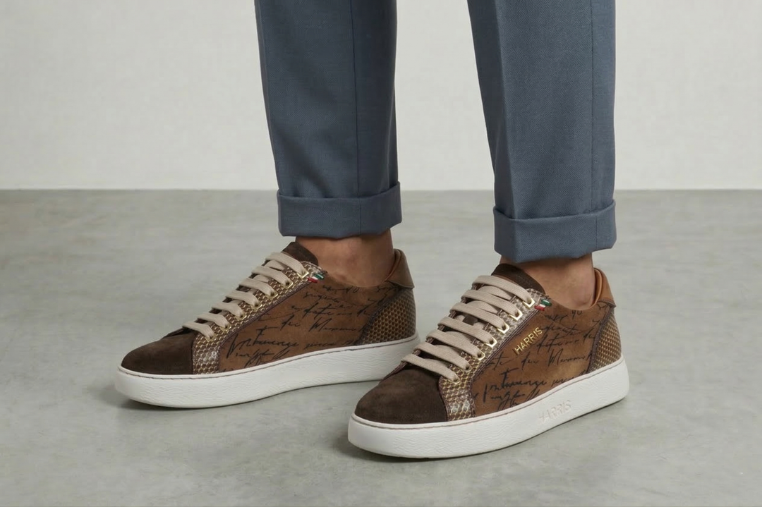 Zapatillas de ante y detalles de escritor.