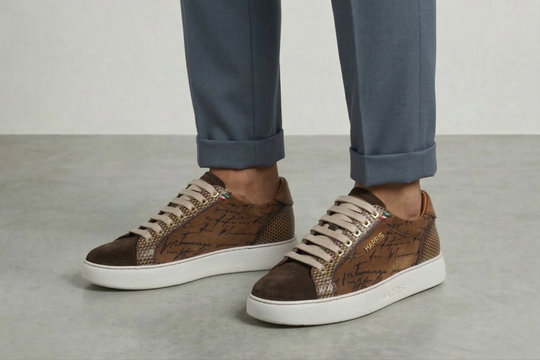 Zapatillas de ante y detalles de escritor.