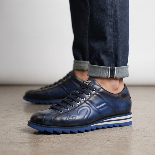 Sneaker in pelle dipinta a mano con cuciture imbottite
