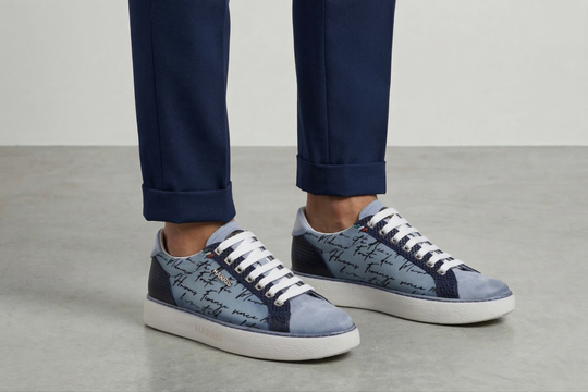 Baskets en daim et détails écrivain