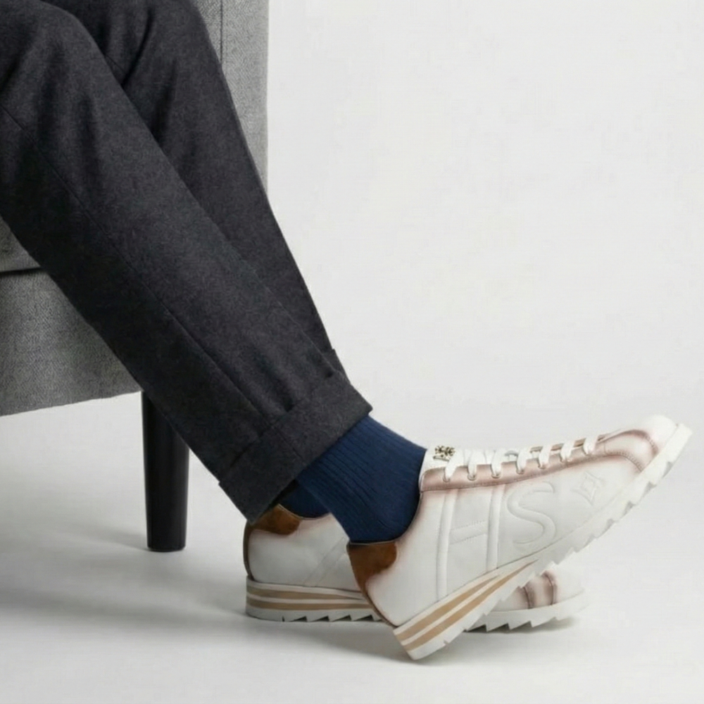 Sneaker de piel y ante decolorados.