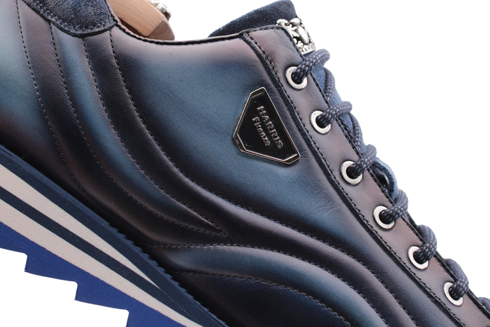 Sneakers en cuir et en daim peints à la main bleue