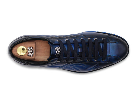 Zapatilla de piel pintada a mano.