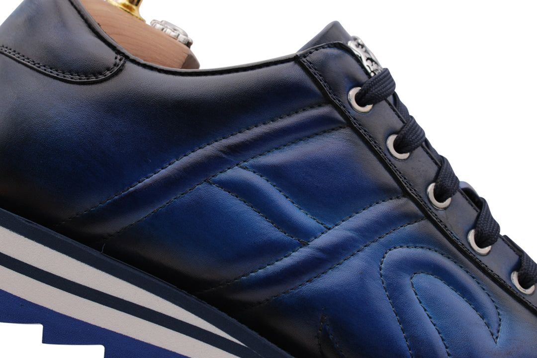 Zapatilla de piel pintada a mano.