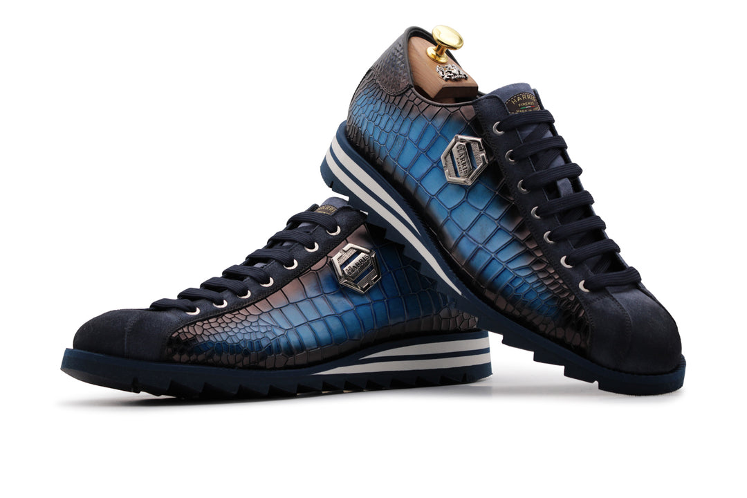 Sneakers mit Krokodileffekt und Wildleder