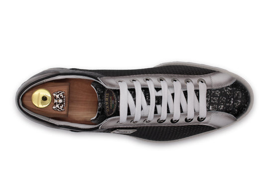 Sneakers mit Krokodileffekt und Perforationen