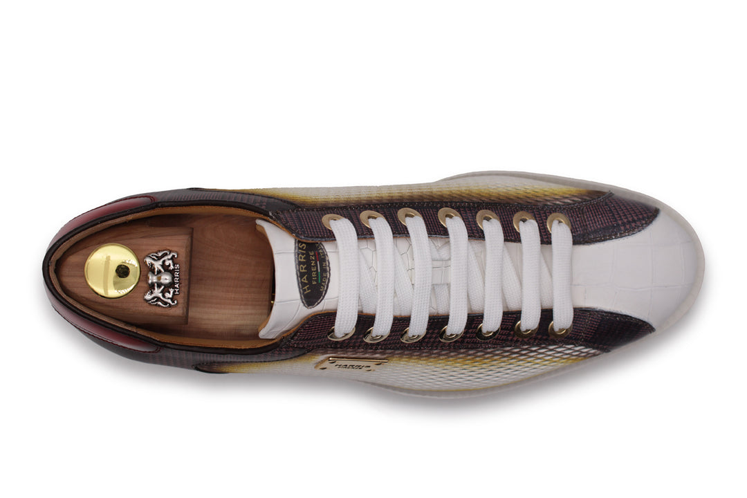 Sneakers mit Krokodileffekt und Perforationen