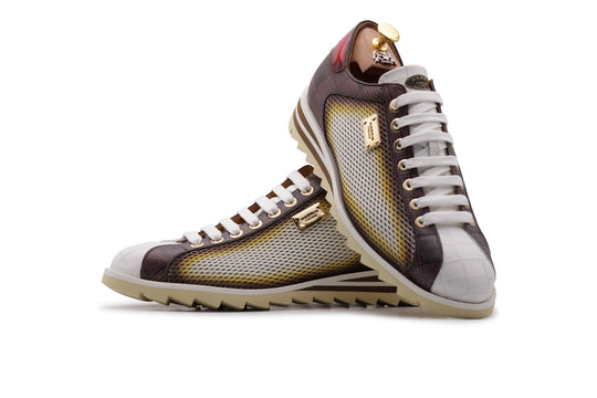 Sneakers mit Krokodileffekt und Perforationen