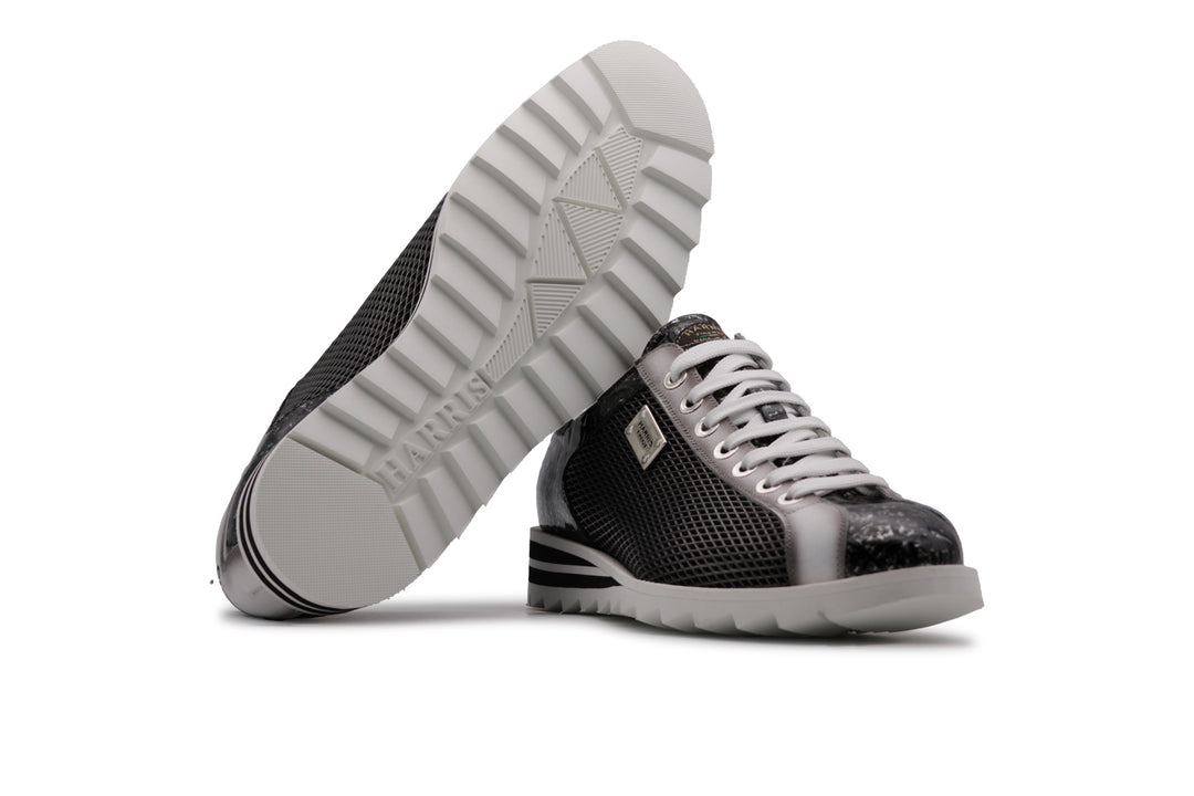 Sneakers mit Krokodileffekt und Perforationen