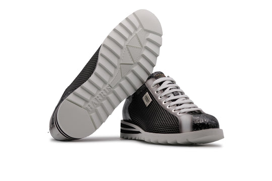 Sneakers mit Krokodileffekt und Perforationen