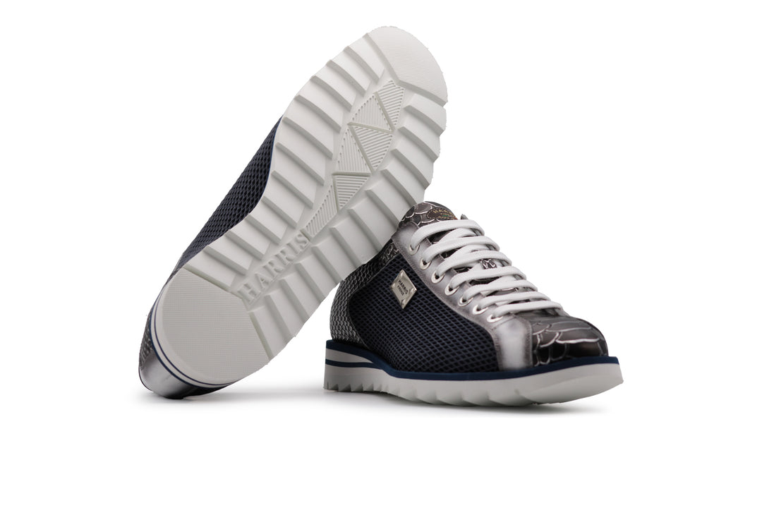 Python-Effekt und perforierte Sneakers