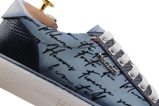 Baskets en daim et détails écrivain