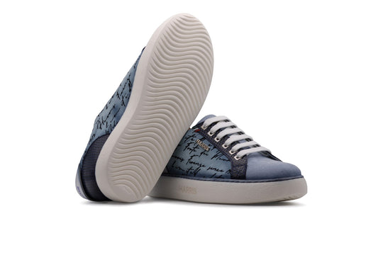 Baskets en daim et détails écrivain