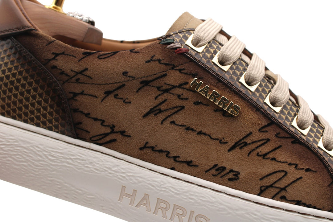 Zapatillas de ante y detalles de escritor.