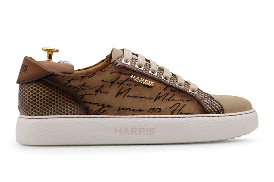 Zapatillas de ante y detalles de escritor.