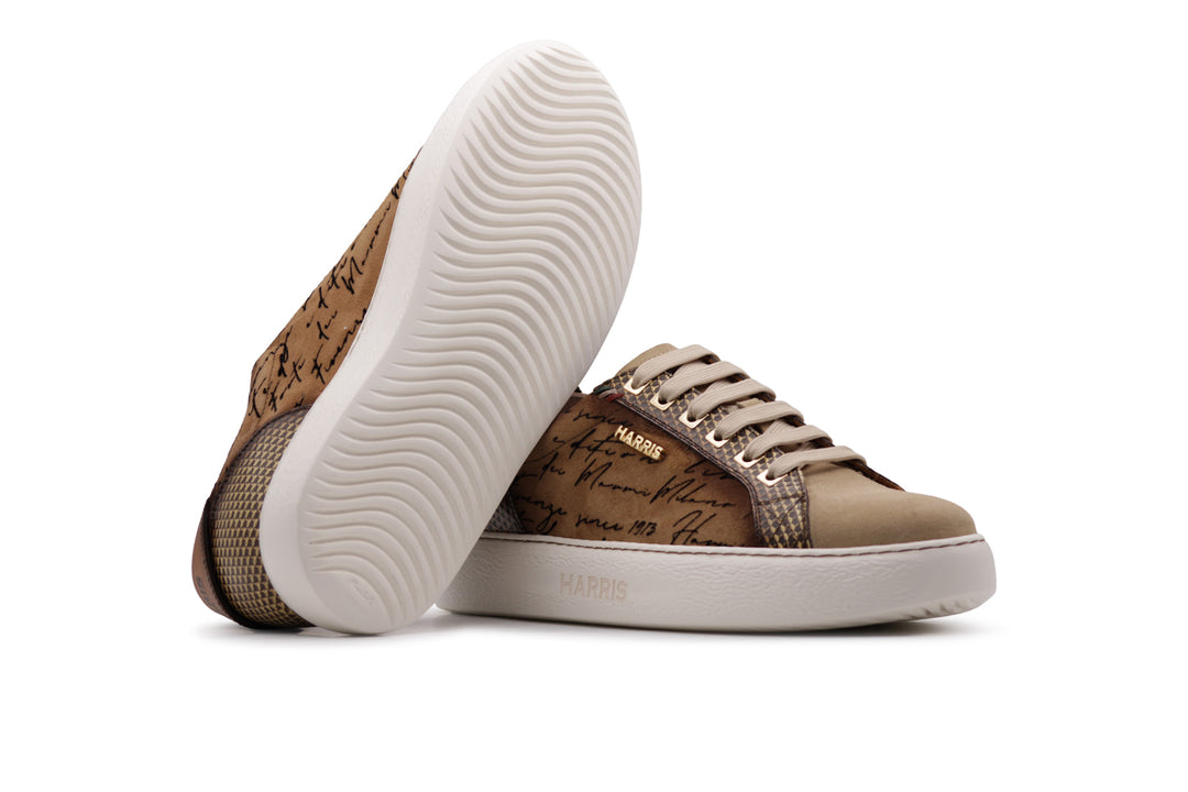 Zapatillas de ante y detalles de escritor.